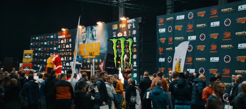 Crowd at a KSW event in front of the sponsor wall